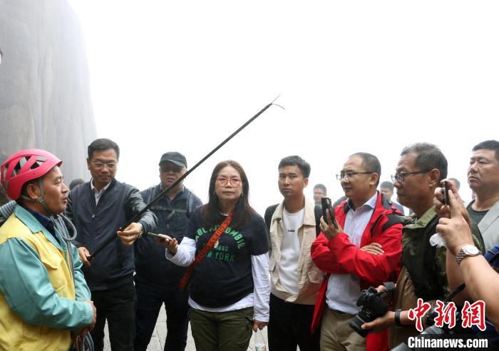海外华文媒体代表采访黄山放绳工 刘浩 摄